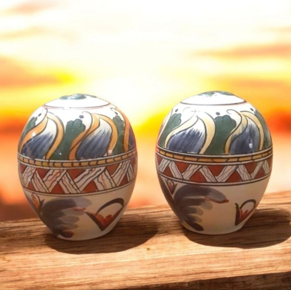 Deruta Hand Painted Salt & Pepper Shakers beige green red  designs great gift